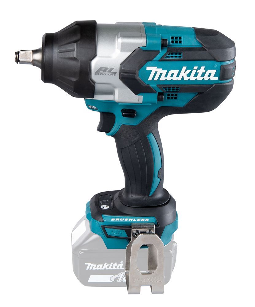 Una chiave a impulsi a batteria Makita su uno sfondo bianco
