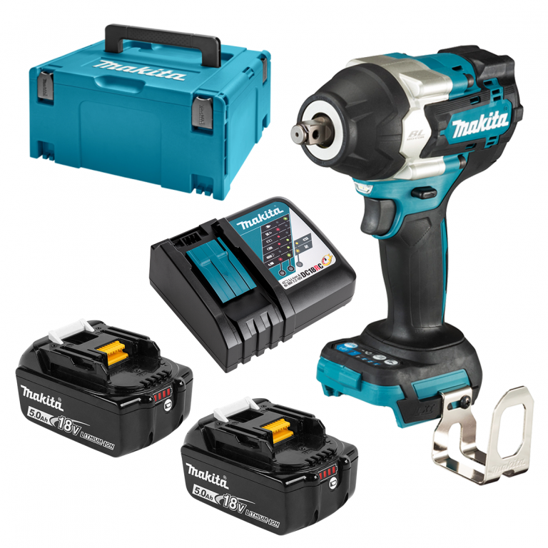 Una chiave a percussione a batteria Makita con due batterie e un caricabatterie