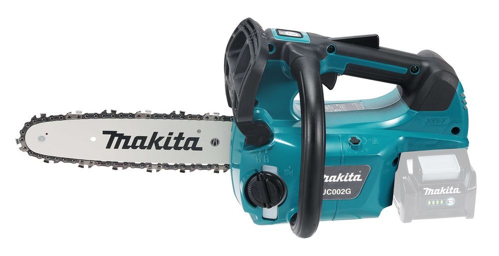 Una motosega Makita è appoggiata su una superficie bianca.