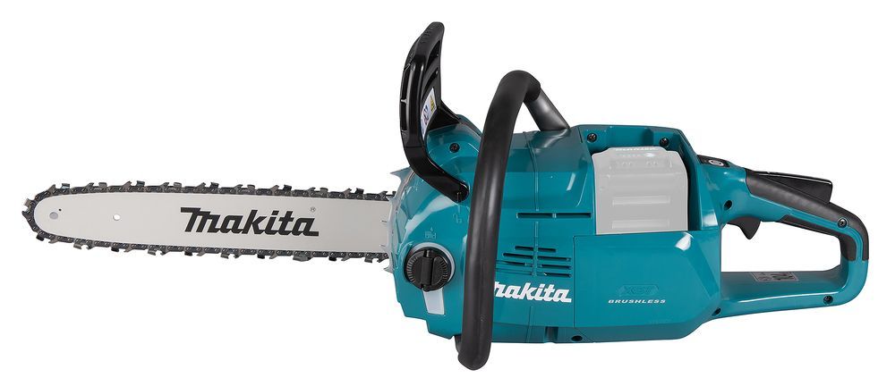 Una motosega Makita è appoggiata su una superficie bianca.