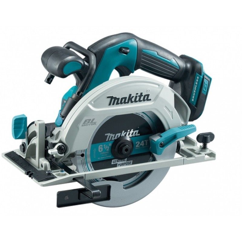 Una sega circolare Makita è mostrata su uno sfondo bianco