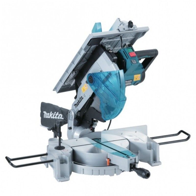 Una sega circolare Makita è mostrata su uno sfondo bianco