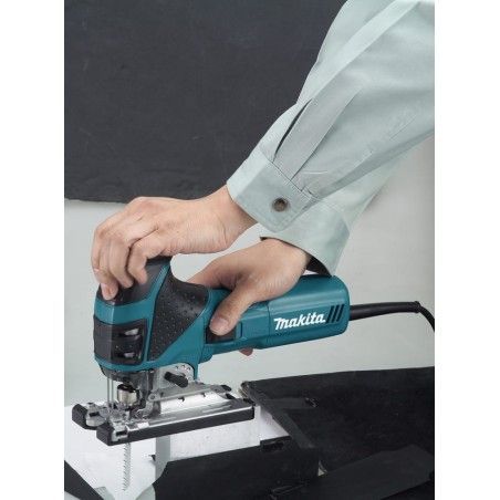 Una persona sta usando un seghetto alternativo Makita per tagliare un pezzo di legno