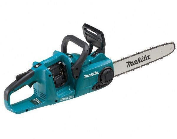 Una motosega Makita è appoggiata su una superficie bianca.