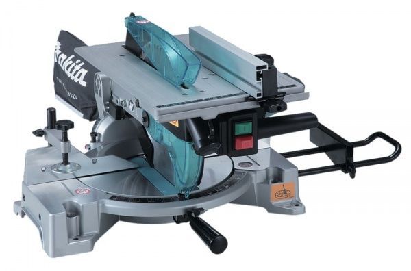 Una sega da tavolo Makita è mostrata su uno sfondo bianco
