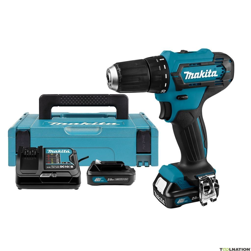Un trapano a batteria Makita con batteria e caricabatteria