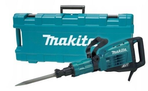 Un martello Makita in una custodia blu su sfondo bianco