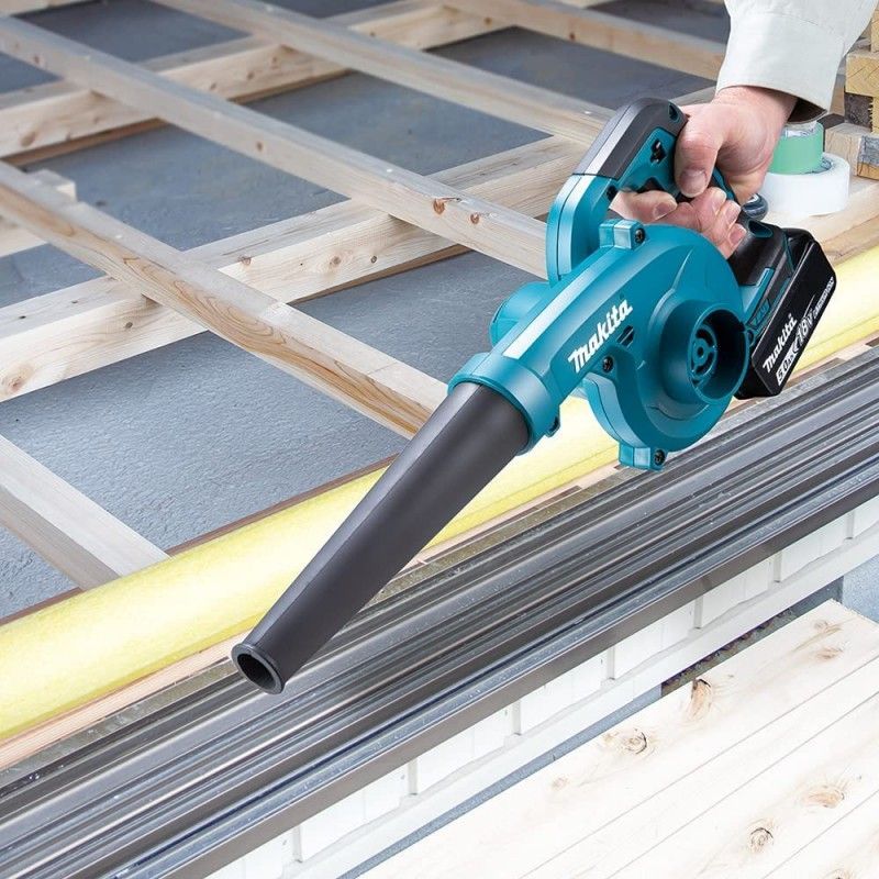 Un soffiatore Makita viene utilizzato su un pavimento in legno