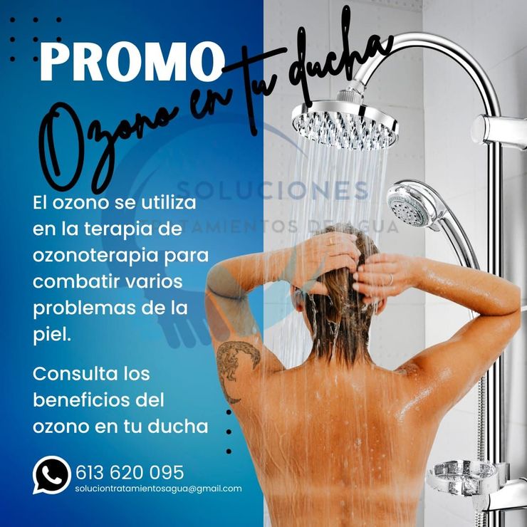 Folleto promocional de la terapia de ducha con ozono, que muestra a una persona duchándose bajo una alcachofa de ducha cromada.