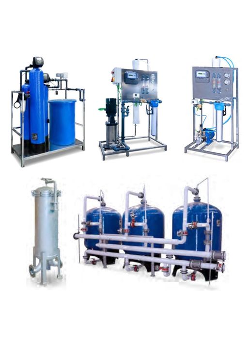 Equipos industriales para el tratamiento de aguas: se exhiben varios tanques de filtración azules y de acero inoxidable, así como unidades de control.