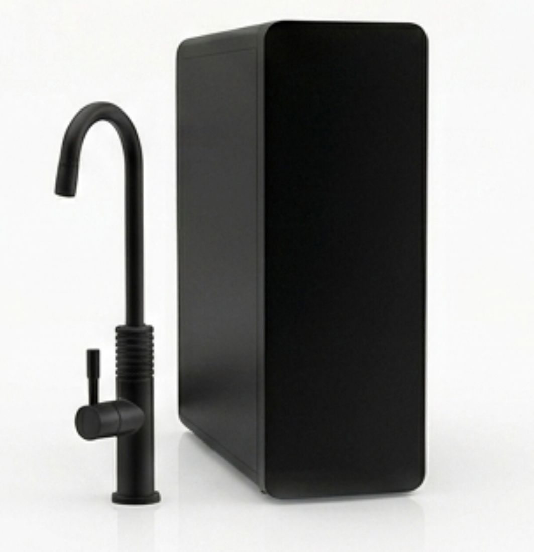 Purificador de agua blanco de sobremesa con grifo de acero inoxidable a la derecha.