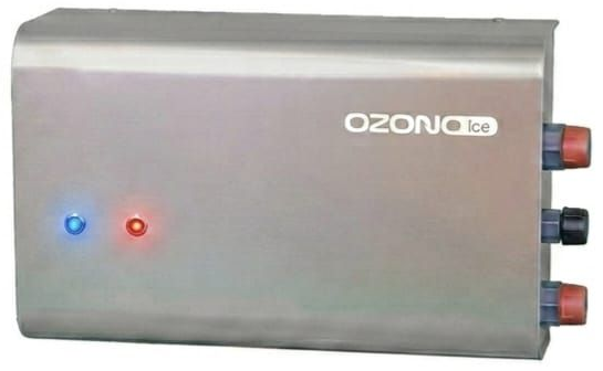 Máquina de ozono plateada con luces indicadoras azules y rojas y conectores laterales.