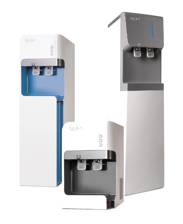 Tres elegantes dispensadores de agua de pared en blanco, gris y azul con boquillas frontales sobre un fondo blanco.