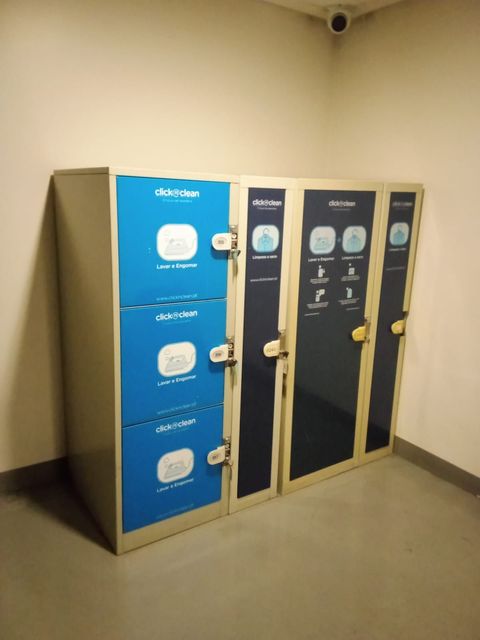 Uma fila de cacifos azuis e pretos numa sala