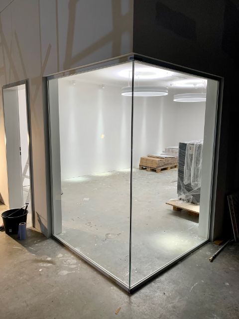 Glaserei Dieter Müller Glaswand in einem Raum