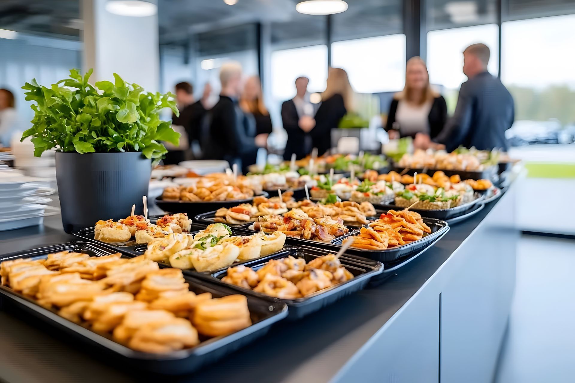 Catering in Rostock: Buffet mit vielfältigen Speisen und Getränken auf einer Firmenfeier.