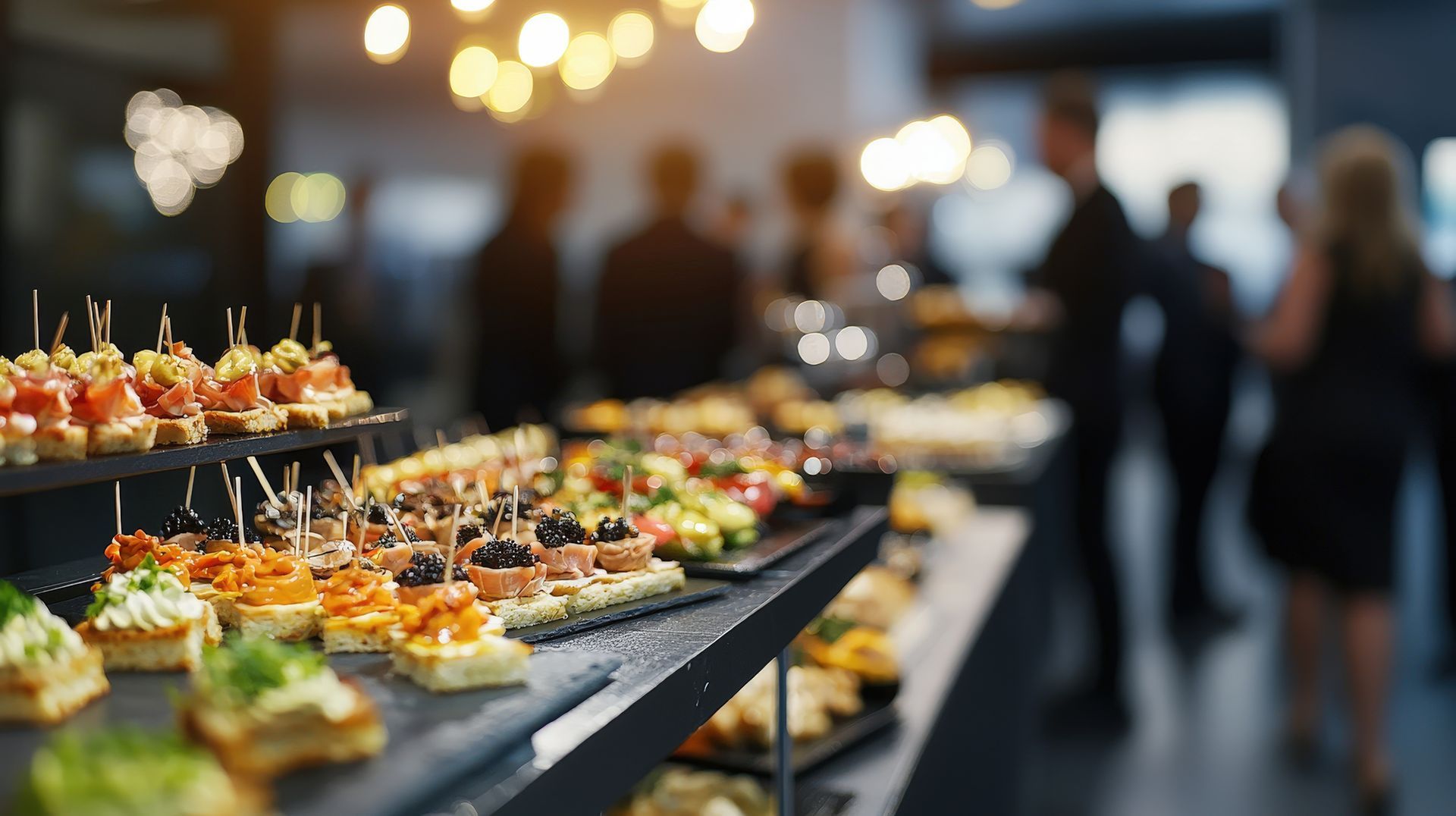 Catering in Rostock: Ein Buffet mit vielfältigen Speisen und Getränken an einem Gala-Abend.
