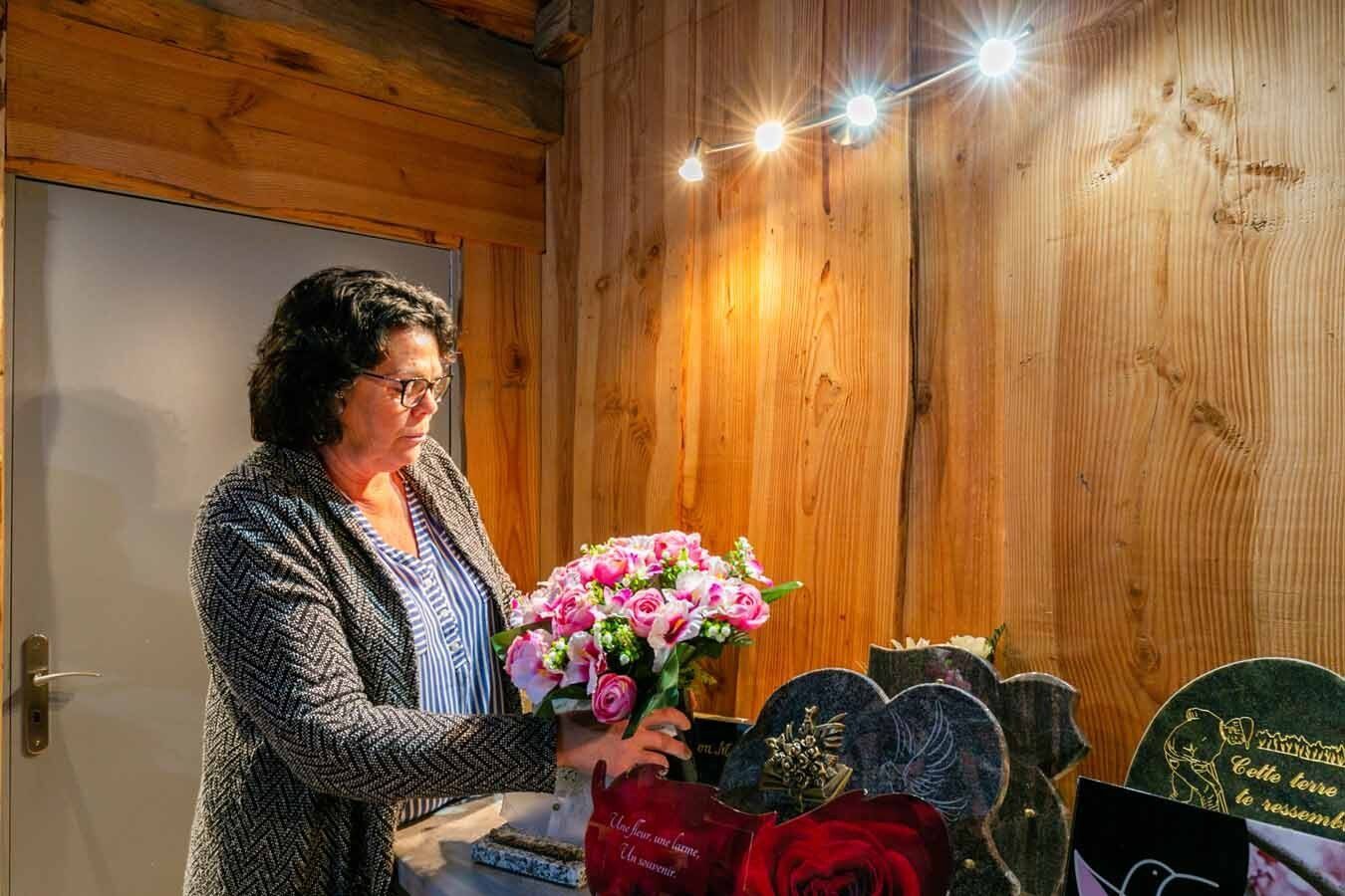 Personne faisant un bouquet de fleurs