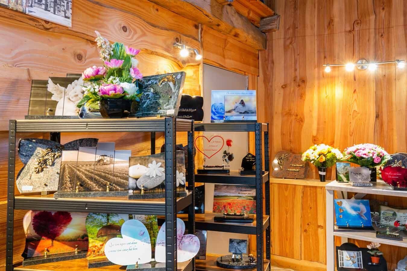 Étagères de présentation avec des plaques funéraires