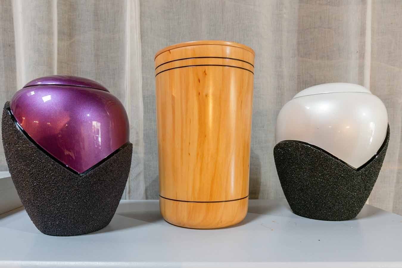 Trois urnes côté à côte