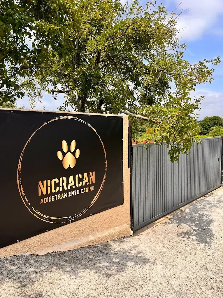 Letrero negro con una huella dorada y el texto 