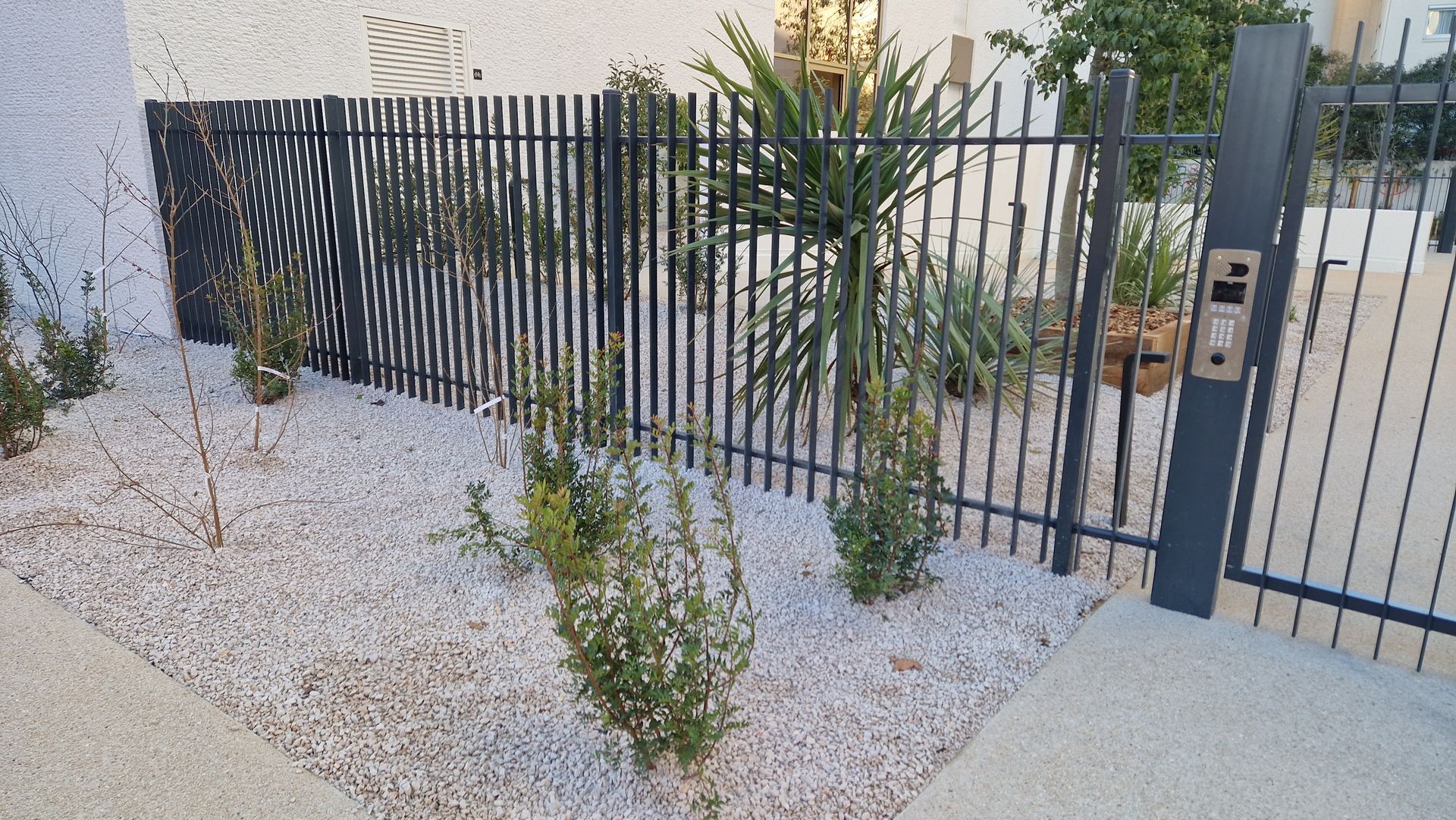 Clôture en fer rigide entre deux jardins aménagés