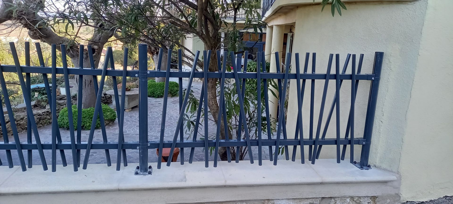 Clôture sur mesure et personnalisée sur un muret