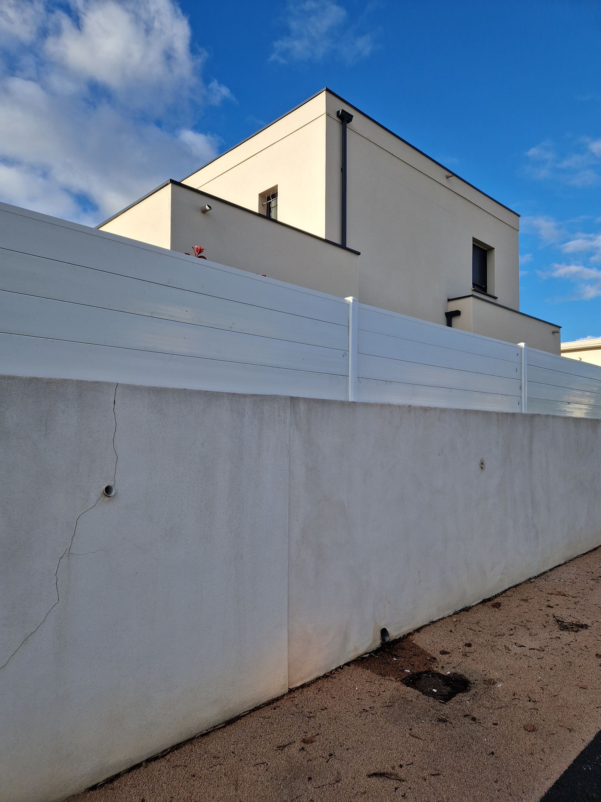 Panneaux occultants blancs sur un mur en béton