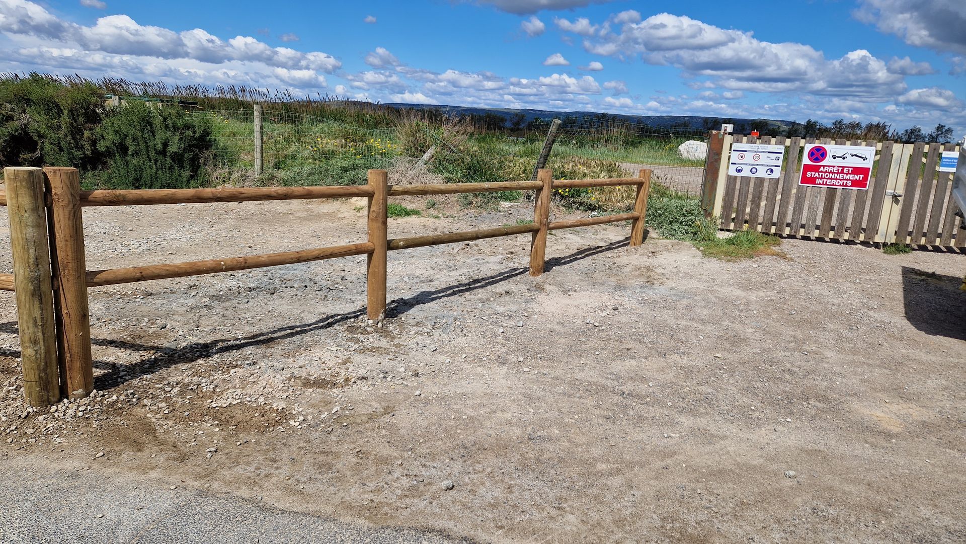 Pose de clôture en bois pour un agriculteur