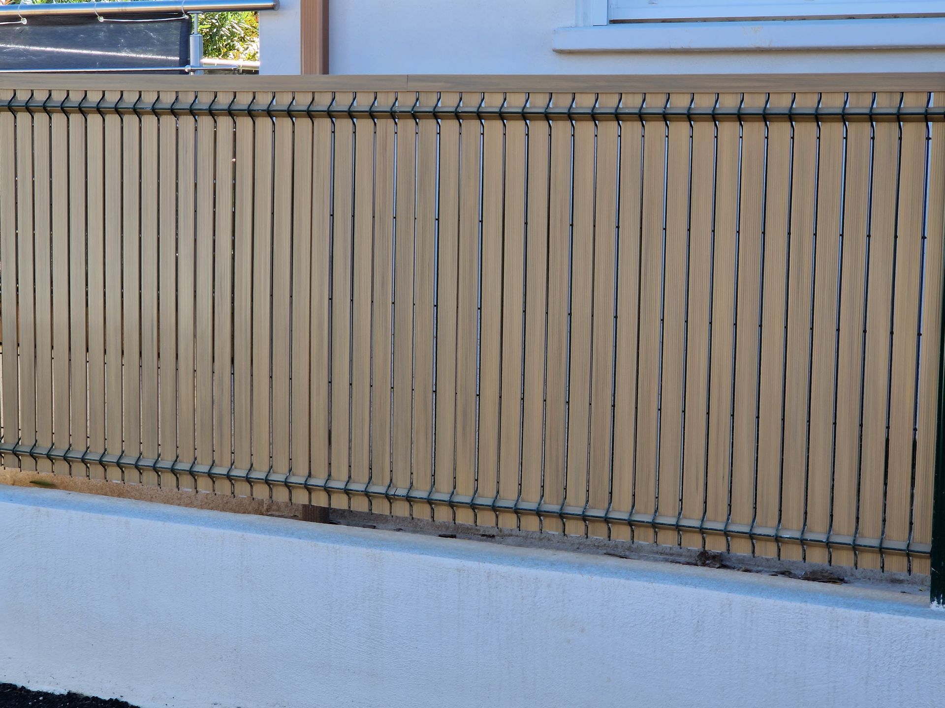 Palissade en bois sur un mur