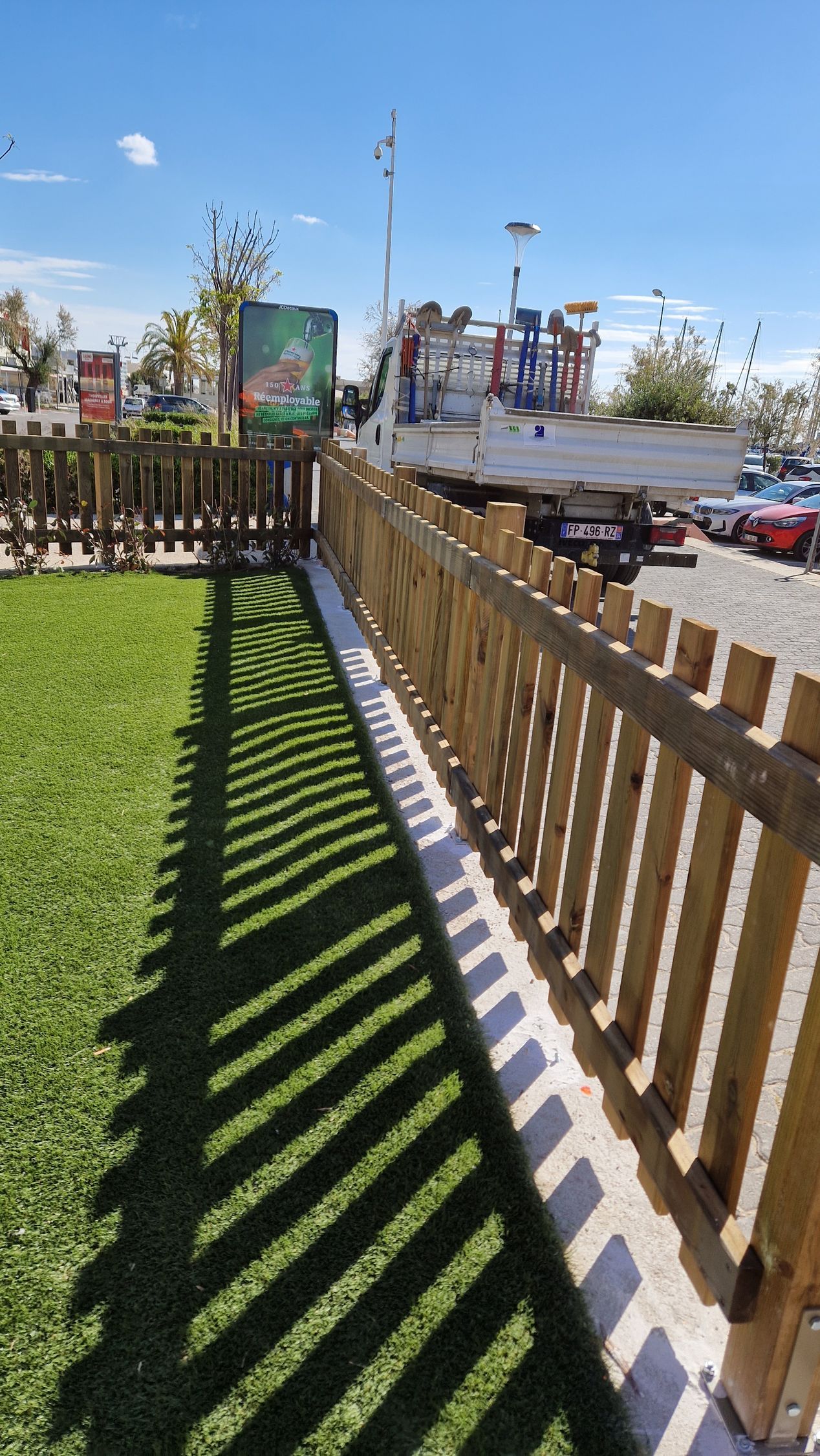 Clôture en bois devant une pelouse