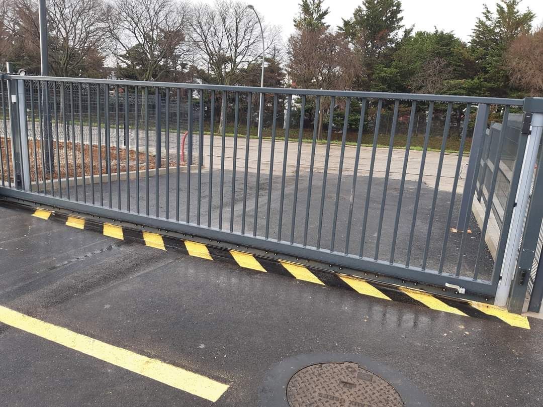 Portail coulissant électrique avec tranchée