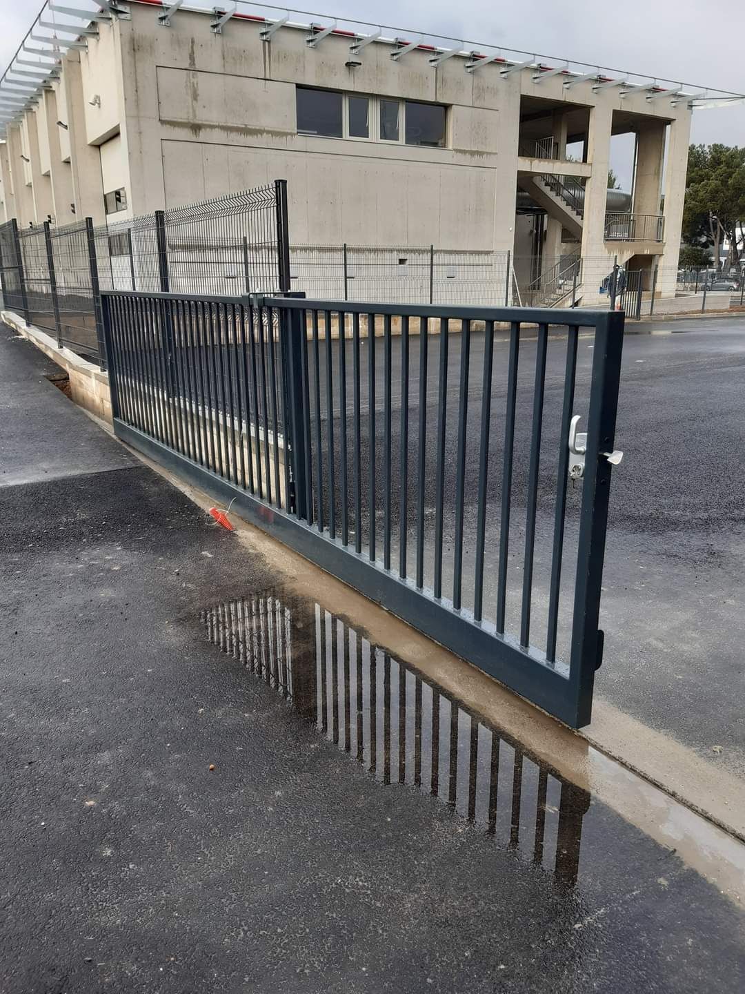 Portail coulissant motorisé en cours d'ouverture