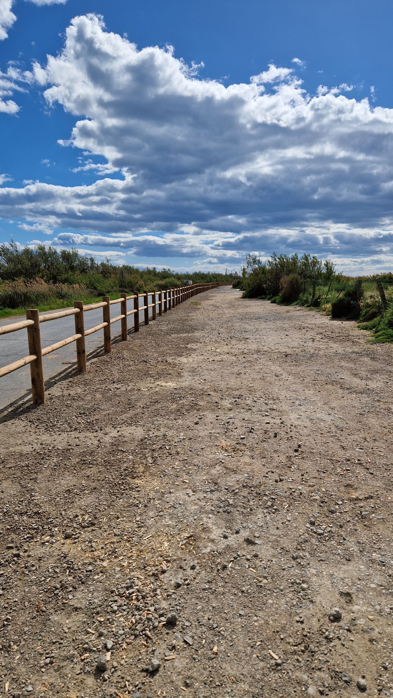 Clôture en bois le long d'un chemin de terre