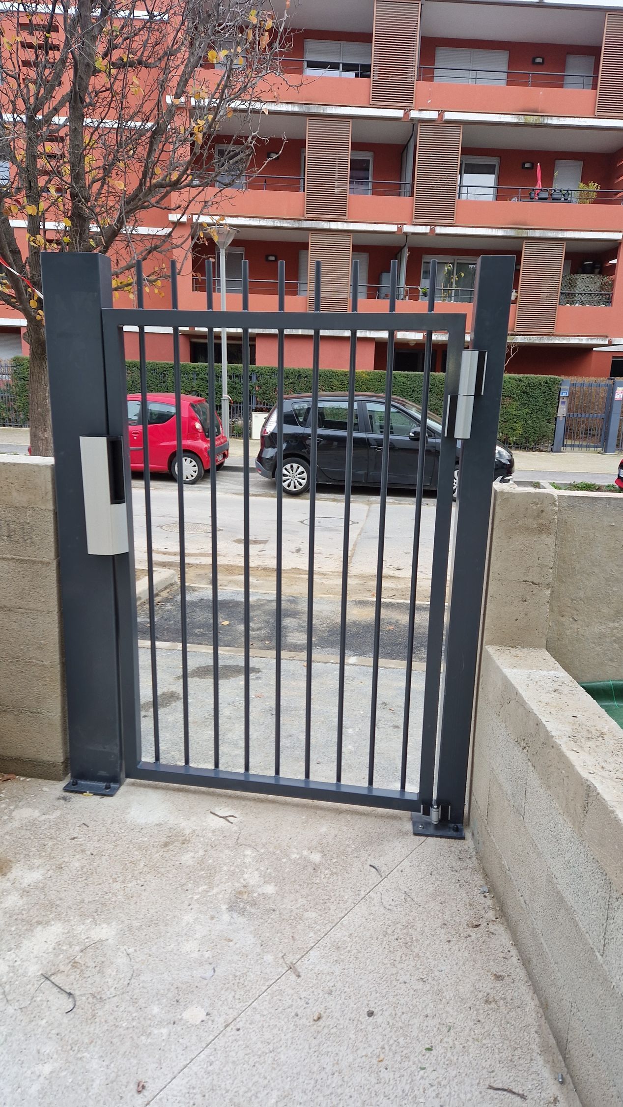 Portillon électrique entre deux murets en pierre