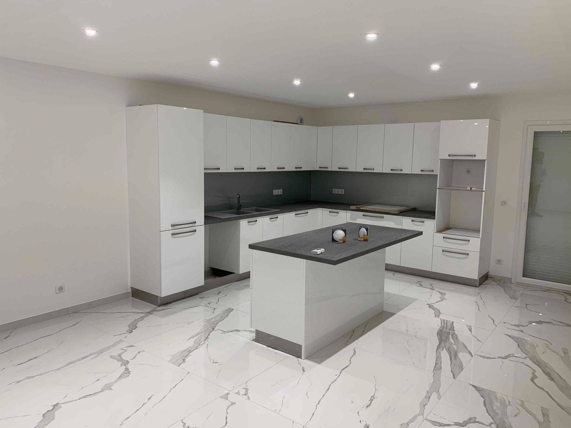 Cuisine ouverte avec un plan de travail