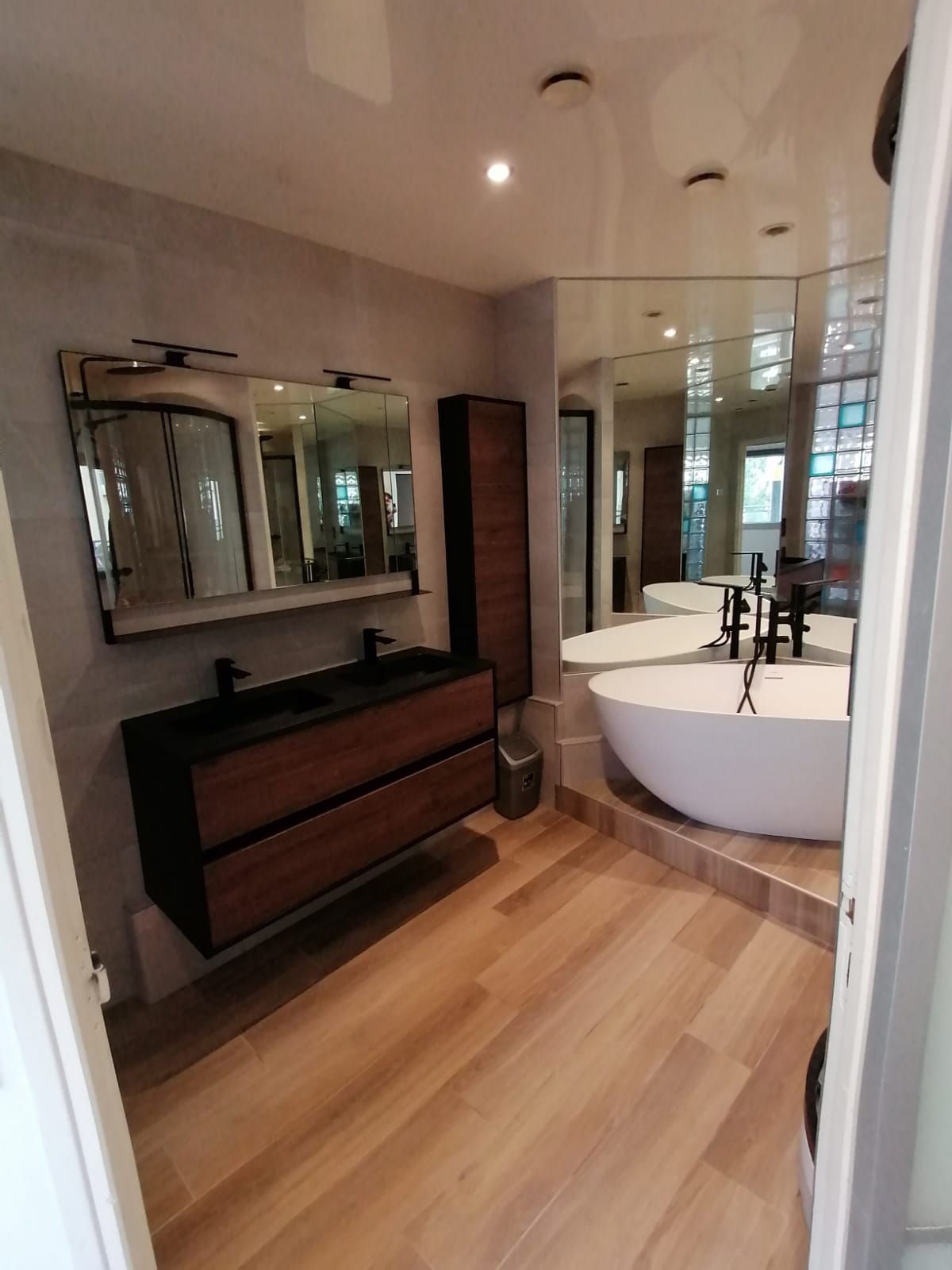 Salle de bains avec baignoire et évier surélevés