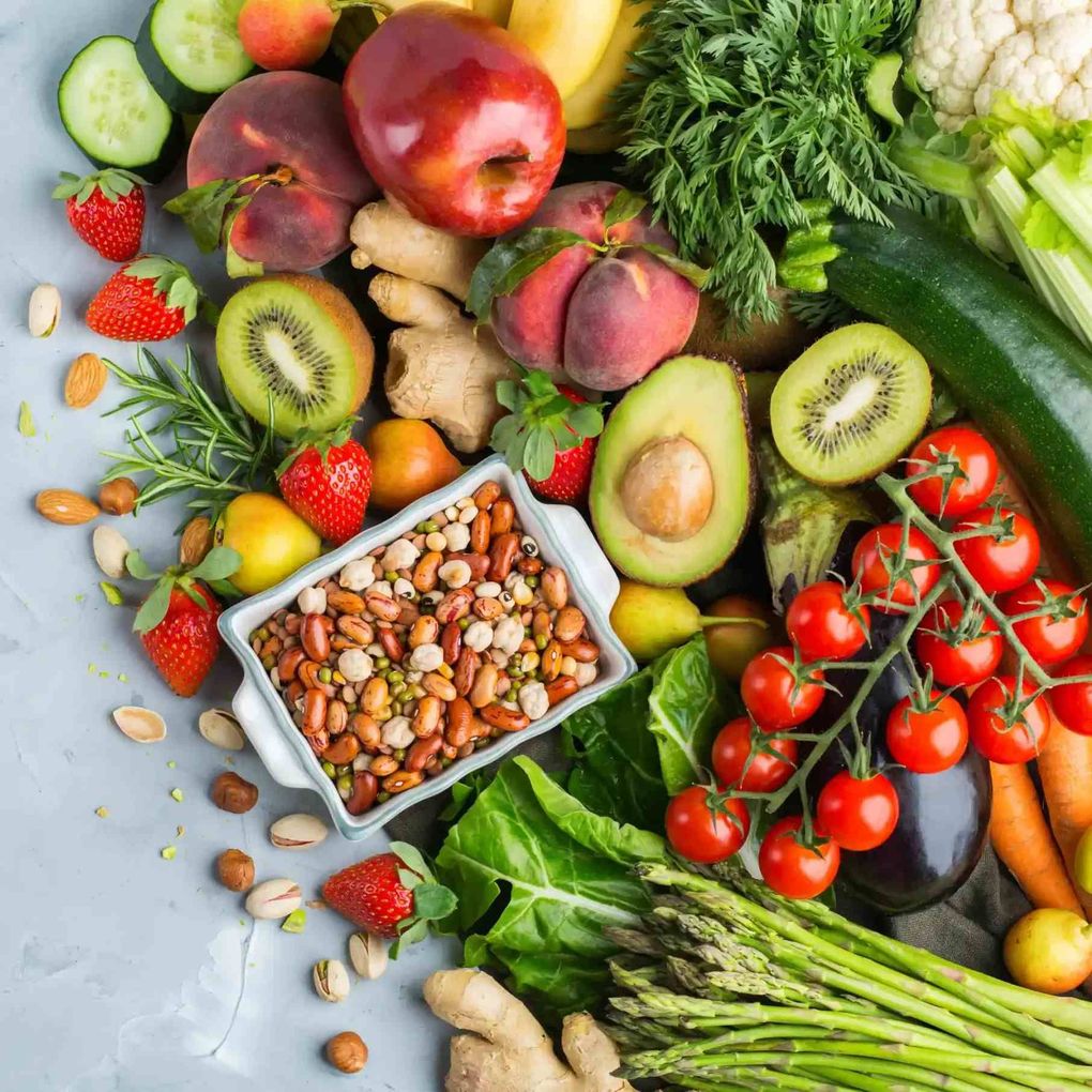 Hay muchos tipos diferentes de frutas y verduras en la mesa.