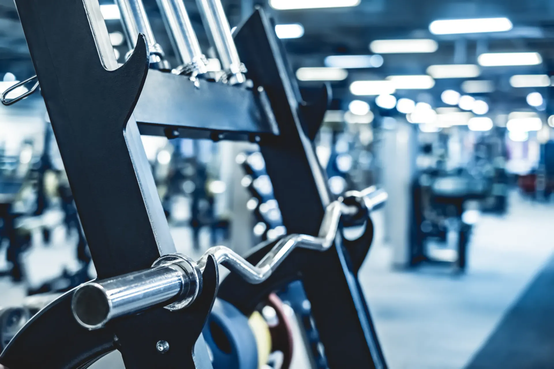 Un primer plano de una barra en un gimnasio.