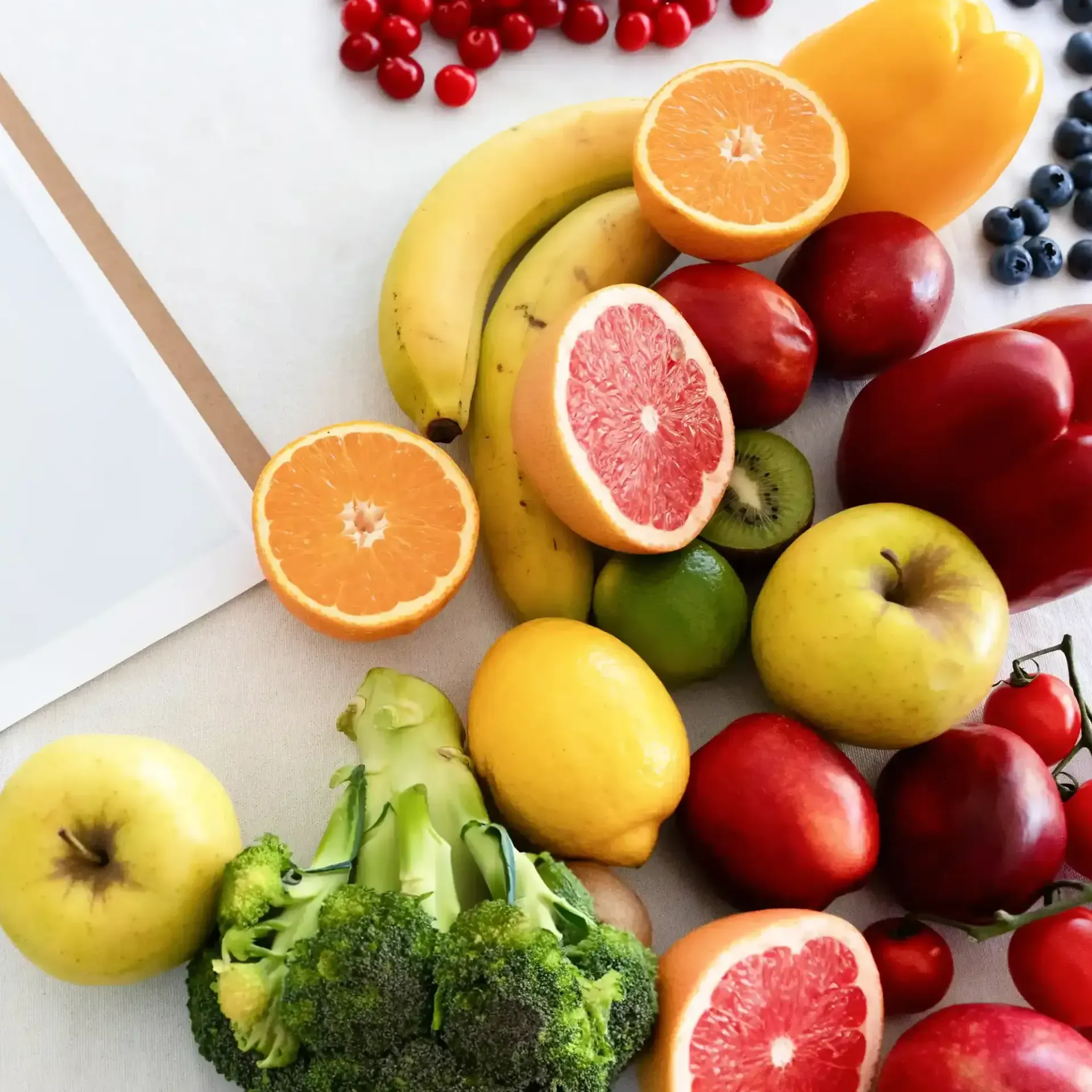 Un montón de frutas y verduras en una mesa