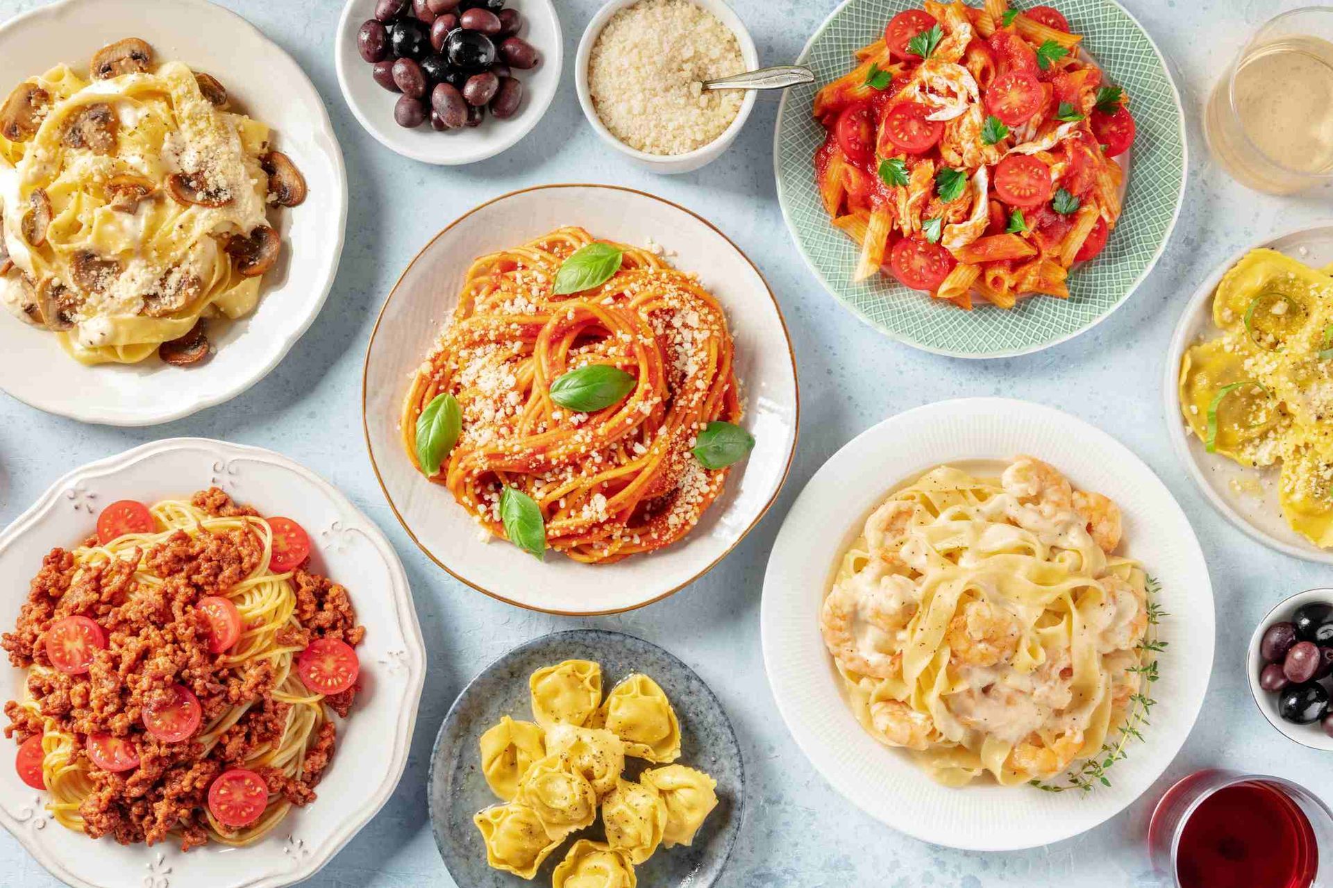 Hay muchos tipos diferentes de pasta en la mesa.