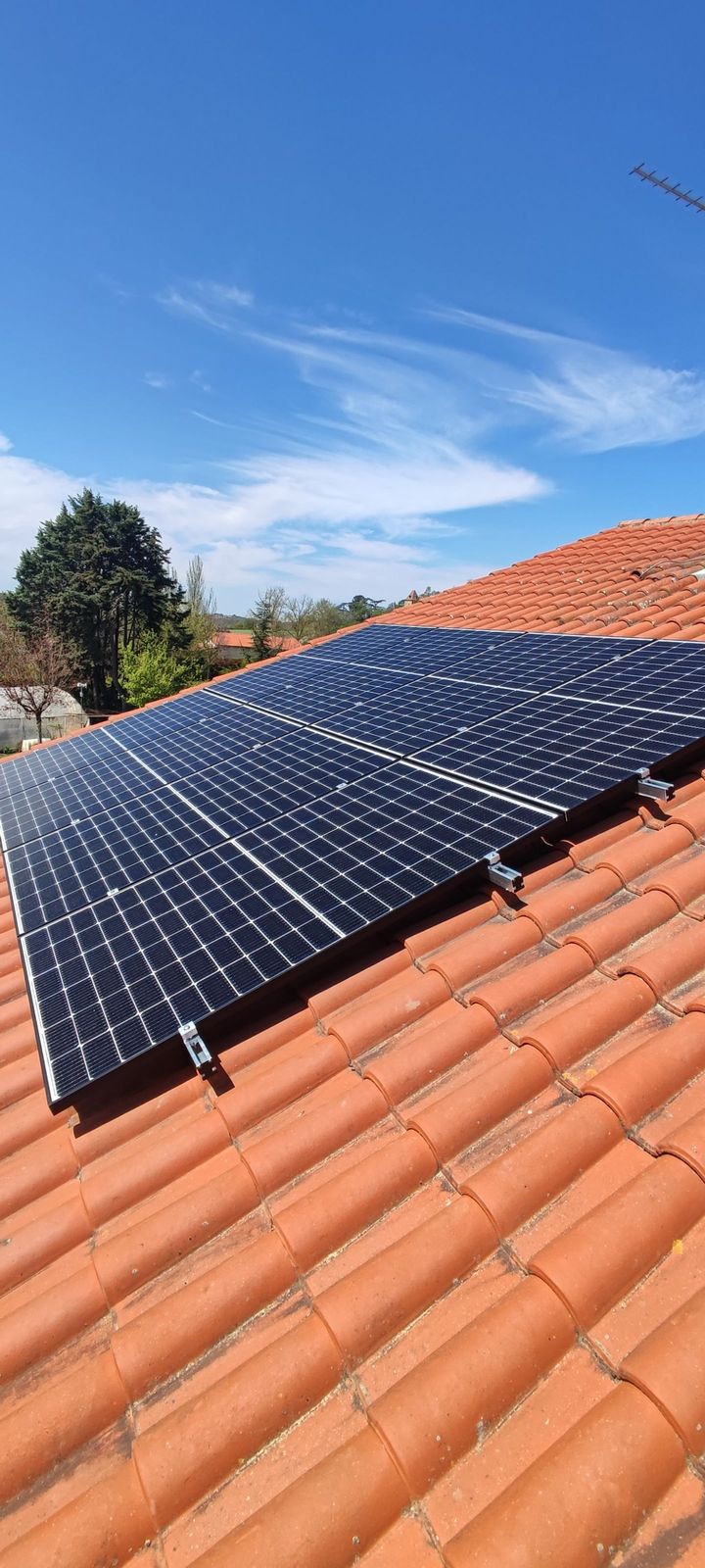 Des panneaux solaires sur un toit