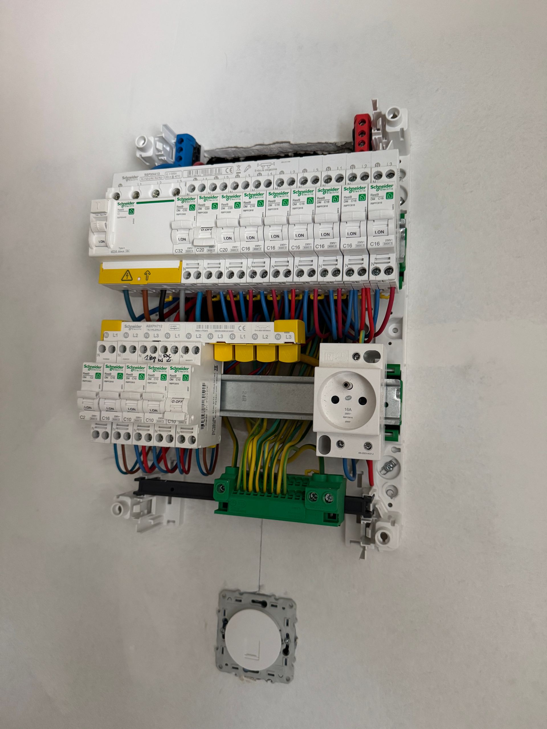 Un grand tableau électrique