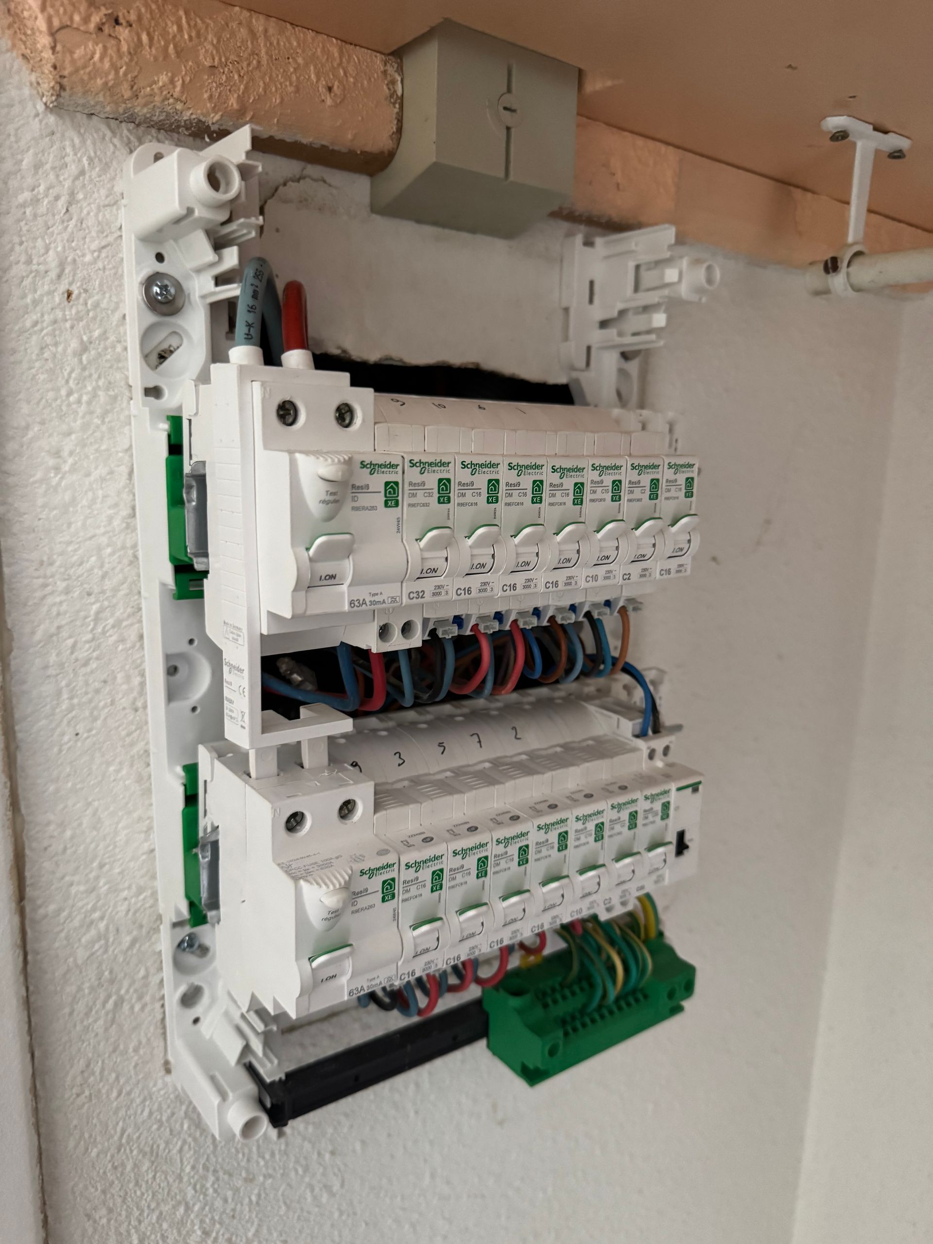 Un électricien qui intervient sur un tableau électrique