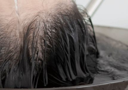 Erleben Sie eine kurze, aber hocheffiziente Kopfhautreinigung, die angesammelten Schmutz, Produktansammlungen und oxidierten Talg entfernt, während die essenzielle Feuchtigkeit Ihrer Kopfhaut erhalten bleibt. Dieser Prozess legt die perfekte Grundlage für gesundes Haarwachstum.