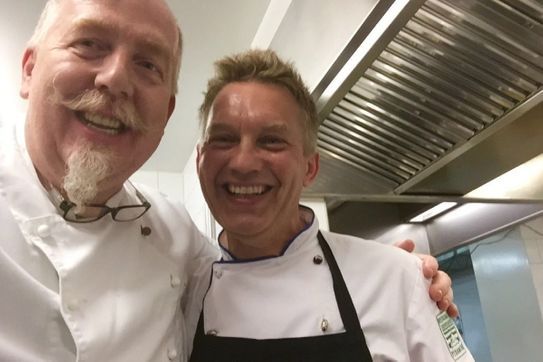 Andreas Wolf und ein anderer Koch in einer Küche