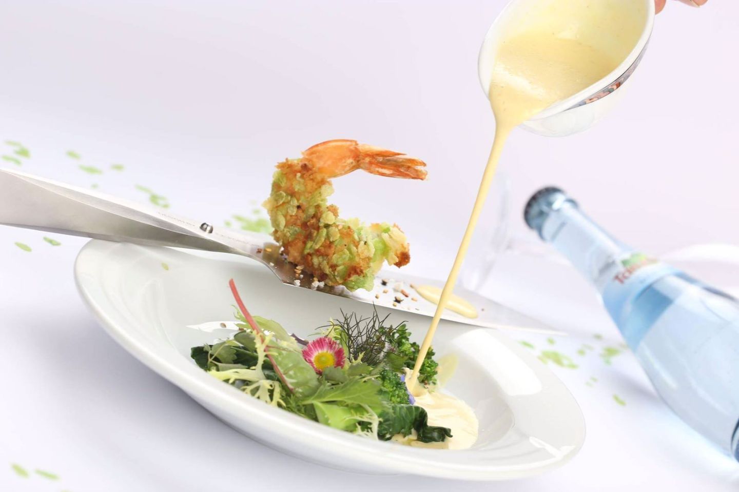 eine gebackene Garnele auf Salatgarnitur mit heller Sauce