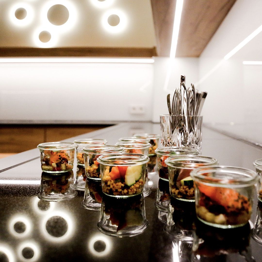 Speise im Glas mit Gemüse und Getreide