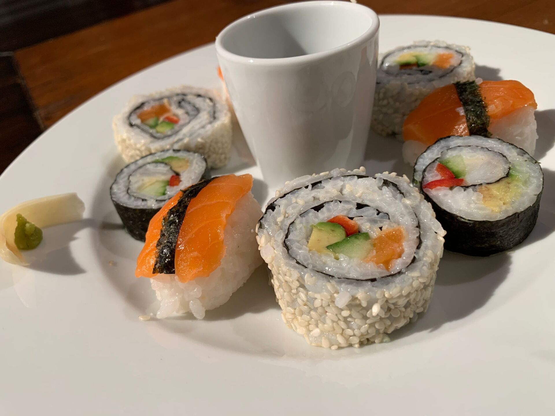 Sushi-Teller angemacht mit Fisch und Avocado