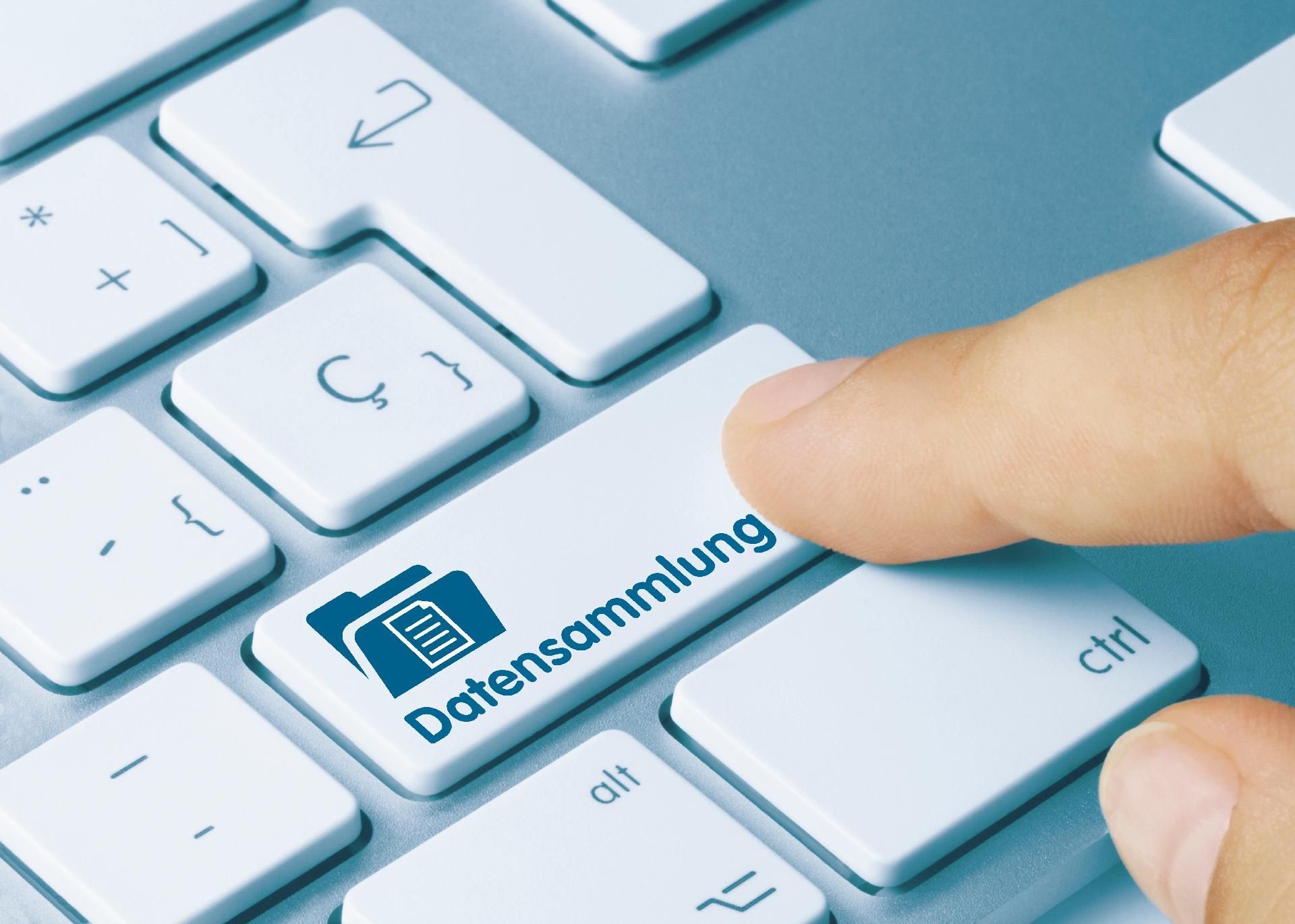 Tastaturtaste mit Datenbanksymbol Finger drückt die mit „Datensammlung“ beschriftete Tastaturtaste mit Datenbanksymbol